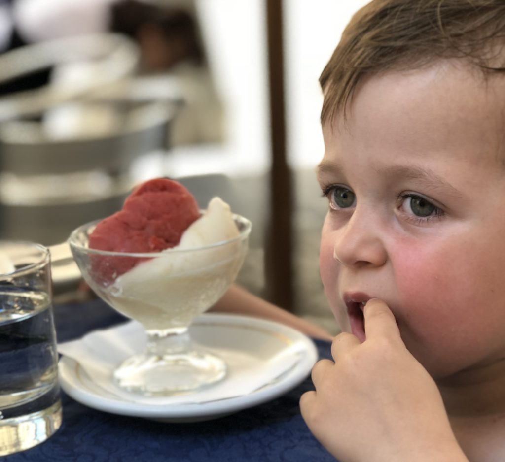 Ijsje eten in Italië