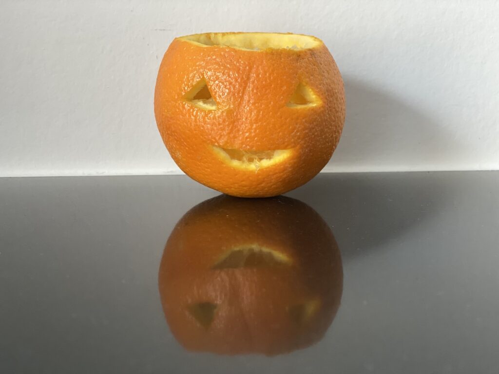 Uitgeholde sinaasappel jack'o lantern