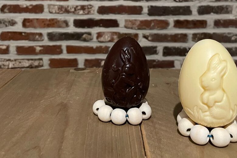 Chocolade eieren op een eierdop met houten kralen