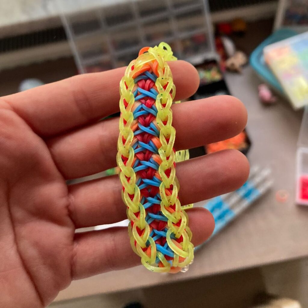 Armband met loombandjes