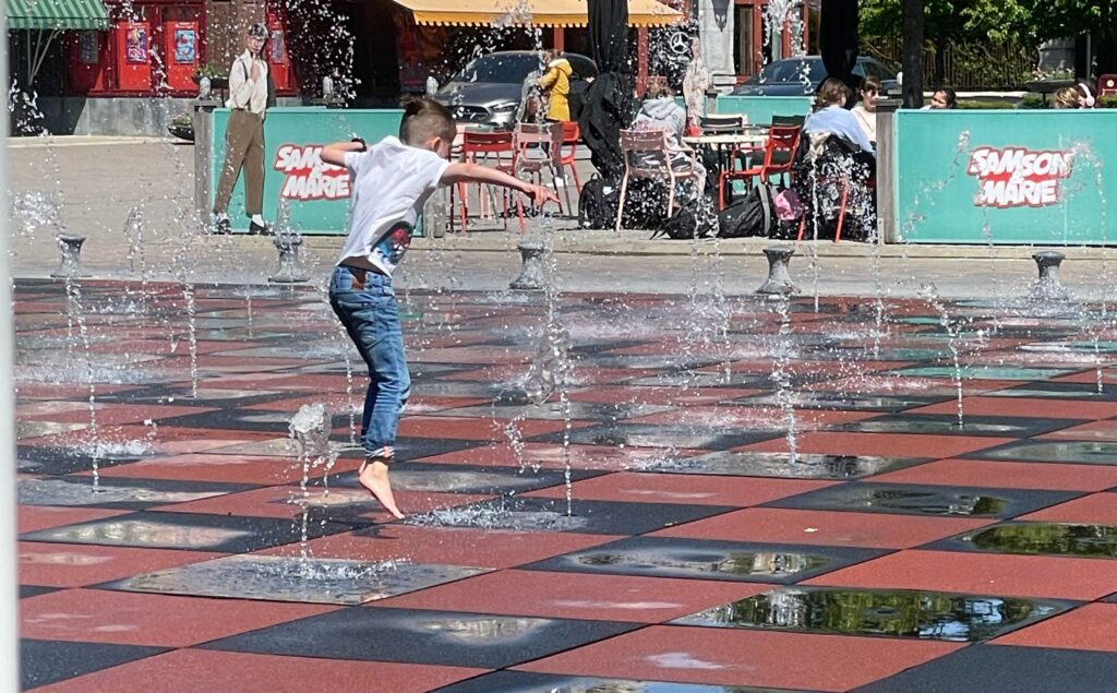 De dansende fonteintjes op het binnenplein van Plopsaland